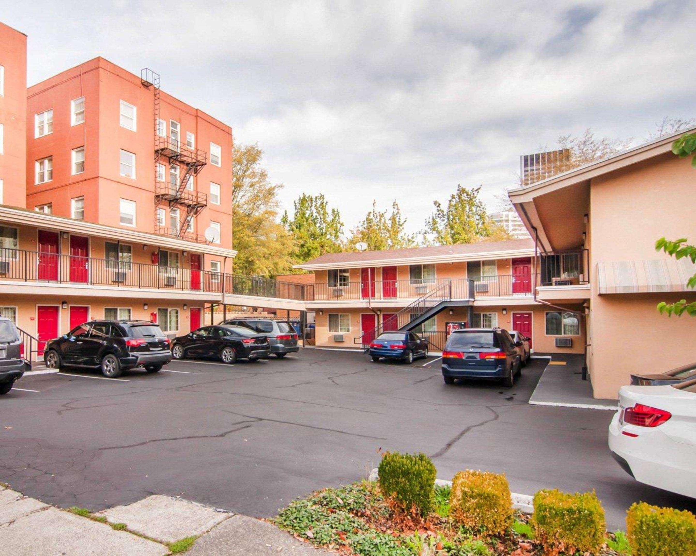 Econo Center Lodge